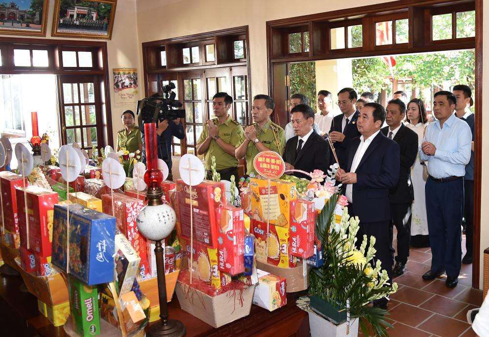 Cac dai bieu tuong nho va tri an cong lao troi bien cua Chu tich Ho Chi Minh doi voi dat nuoc va toan the dan toc Viet Nam. Anh: VGP/Tran Manh  