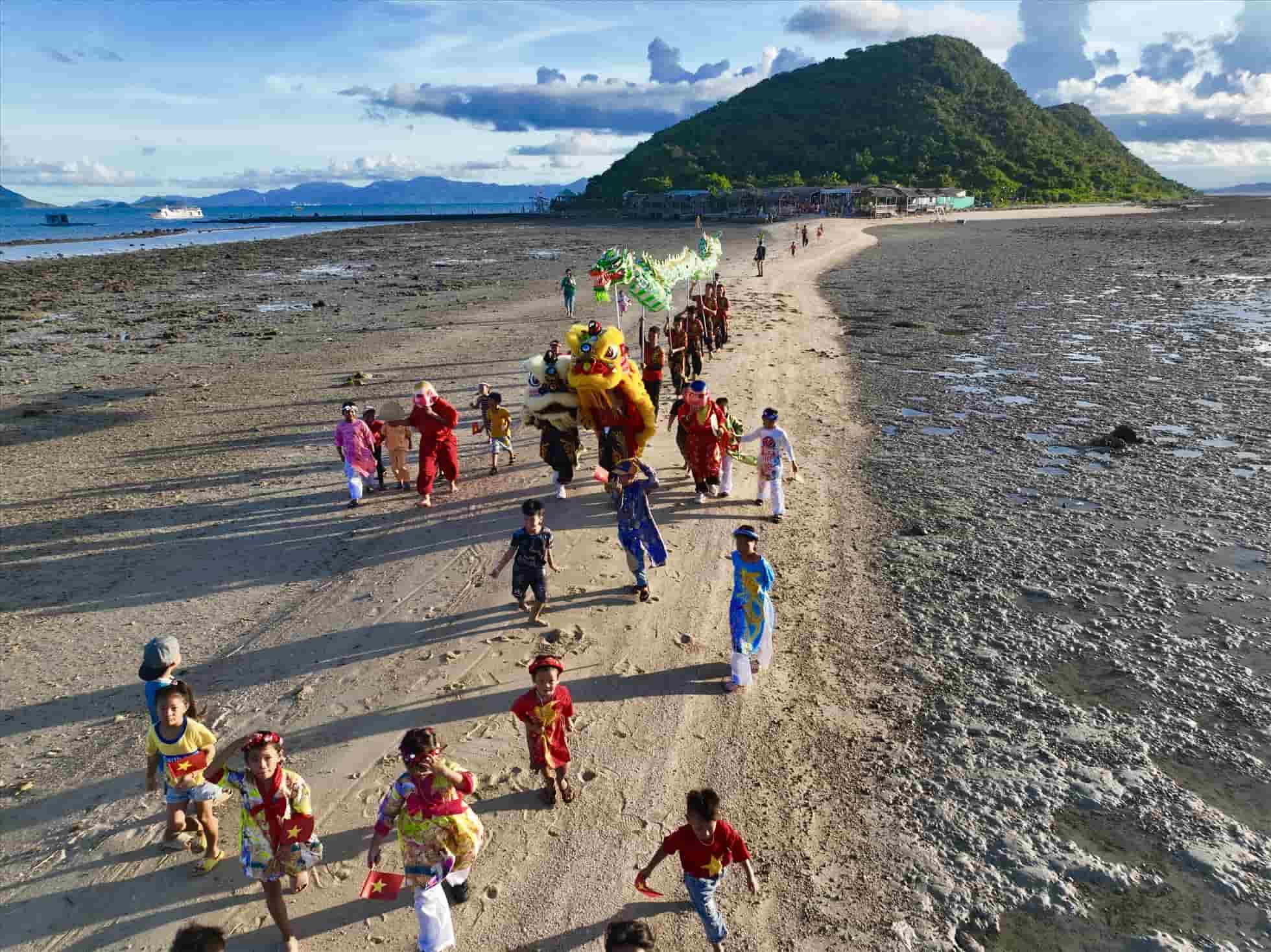 The authorities will bring a warm and practical Mid-Autumn Festival to children in Khanh Hoa. Photo: Huu Long