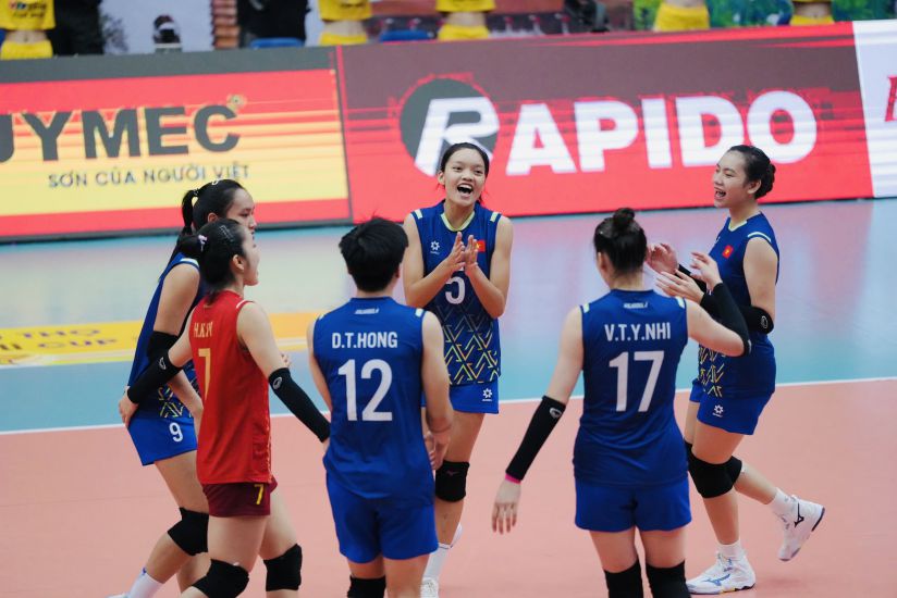 Vietnamese women's volleyball players all compete with the highest love for sports. Photo: VFV
