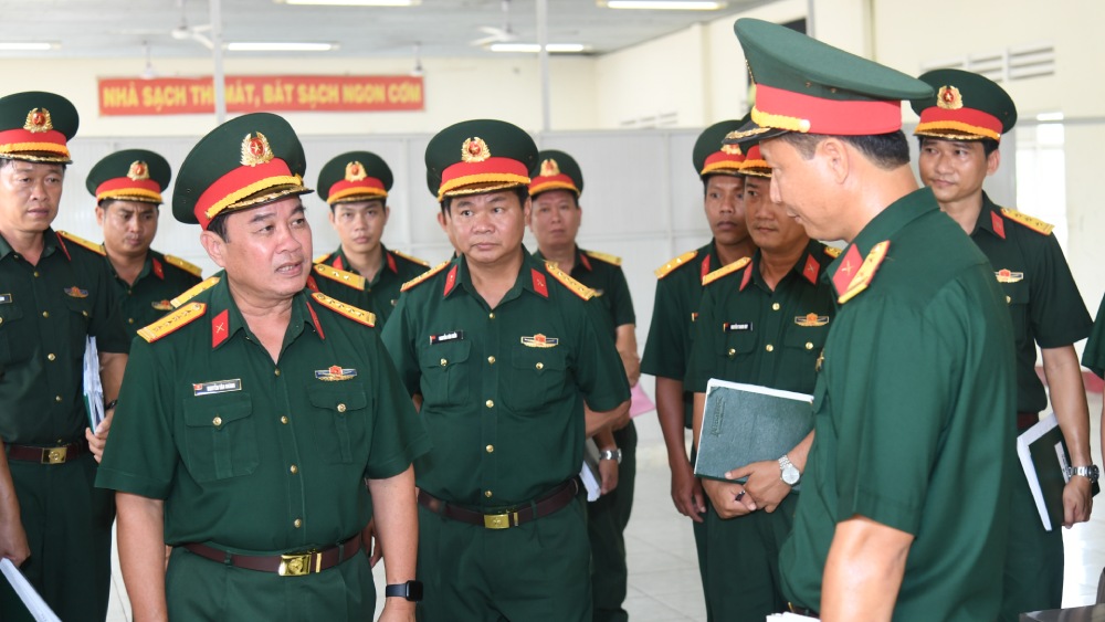 La delegation s'est rendue pour inspecter la mise en œuvre des taches de certaines unites stationnees sur la ligne frontaliere. Photo : Phuong Vu