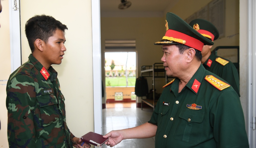 Dai ta Nguyen Van Nganh, Chi huy truong Bo CHQS tinh kiem tra doanh trai, vi tri dong quan, noi an, o sinh hoat cua bo doi. Anh: Phuong Vu