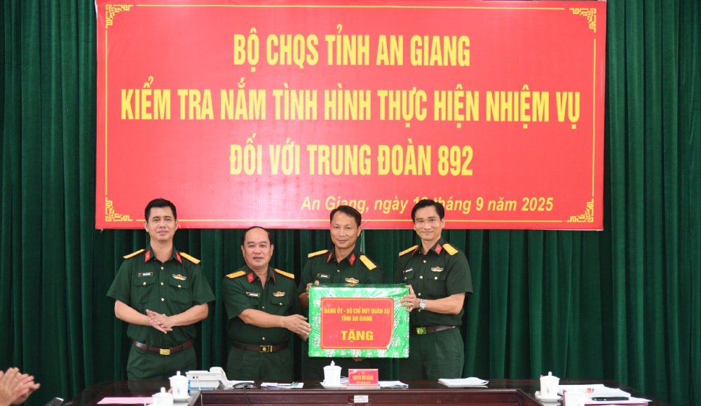 Doan cong tac tang qua cho can bo, chien si cac noi den kiem tra. Anh: Phuong Vu