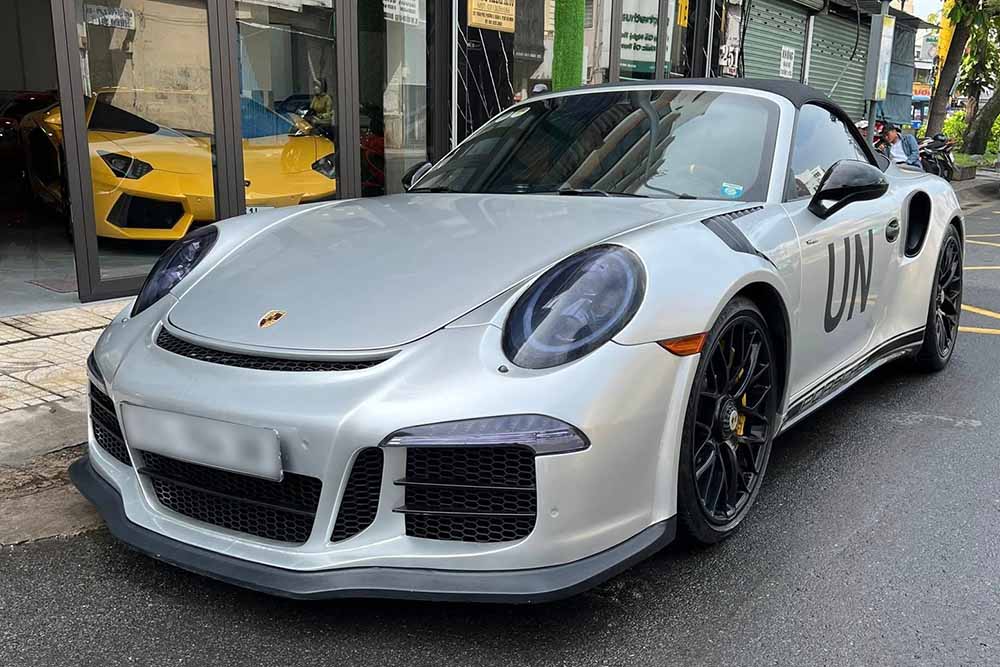 ポルシェ911 ターボ S カブリオレ 991.1が路上に登場し、注目を集めています。写真:Liem Nguyen