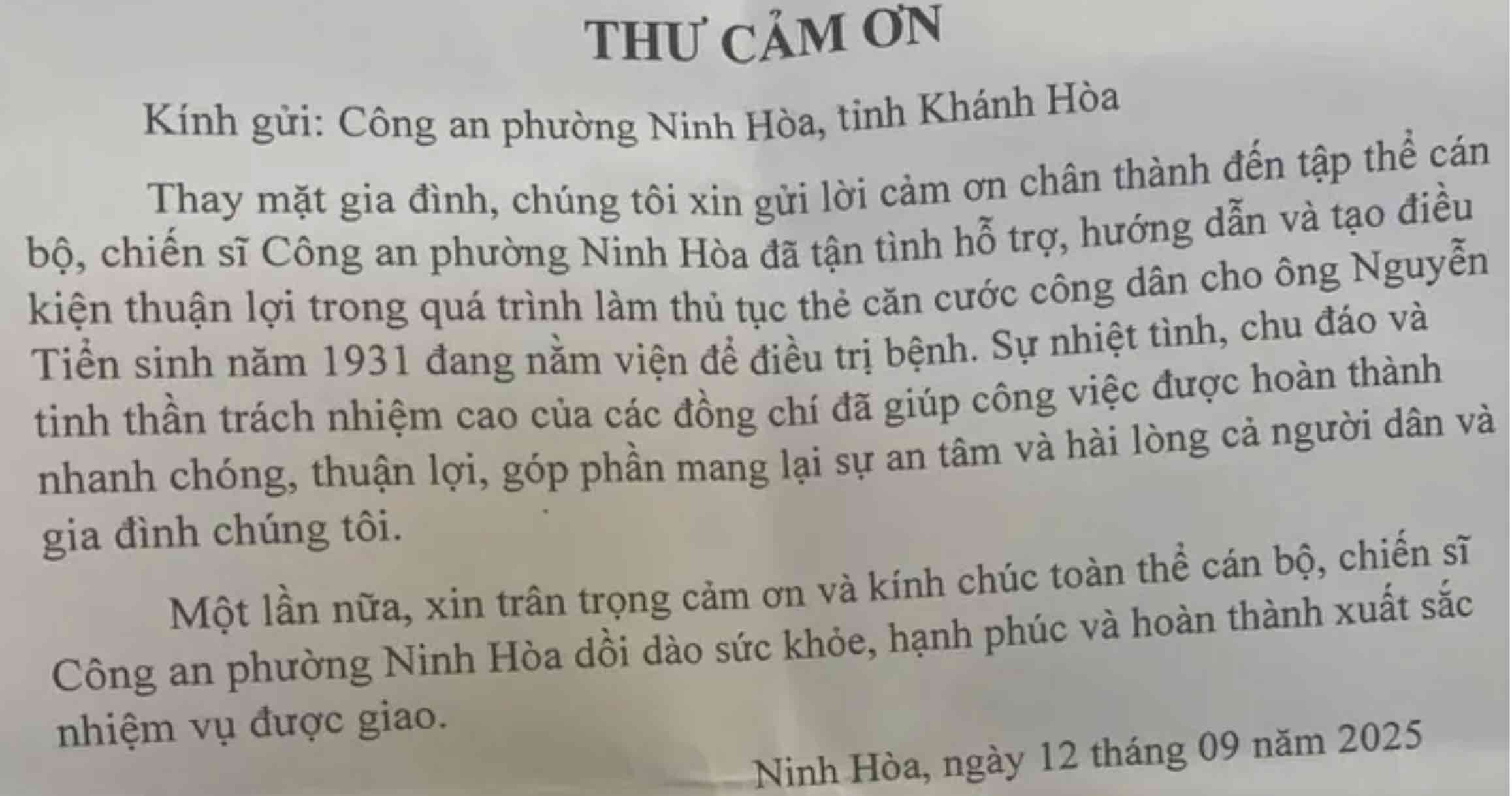 People sent letters of thanks to Ninh Hoa Ward Police. Photo: Khanh Hoa Provincial Police