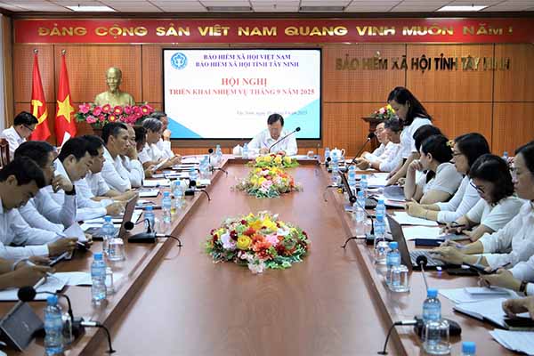 Tay Ninh성 사회 보험이 주최한 9월 임무 시행 회의 전경. 사진: Tay Ninh 사회 보험