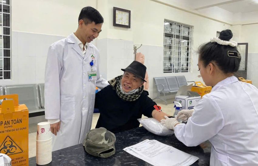 Le docteur Nguyen Quoc Huy a examine les patients. Photo: Kim Tuyen