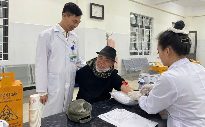 Doctor Nguyen Quoc Huy examines the patient. Photo: Kim Tuyen