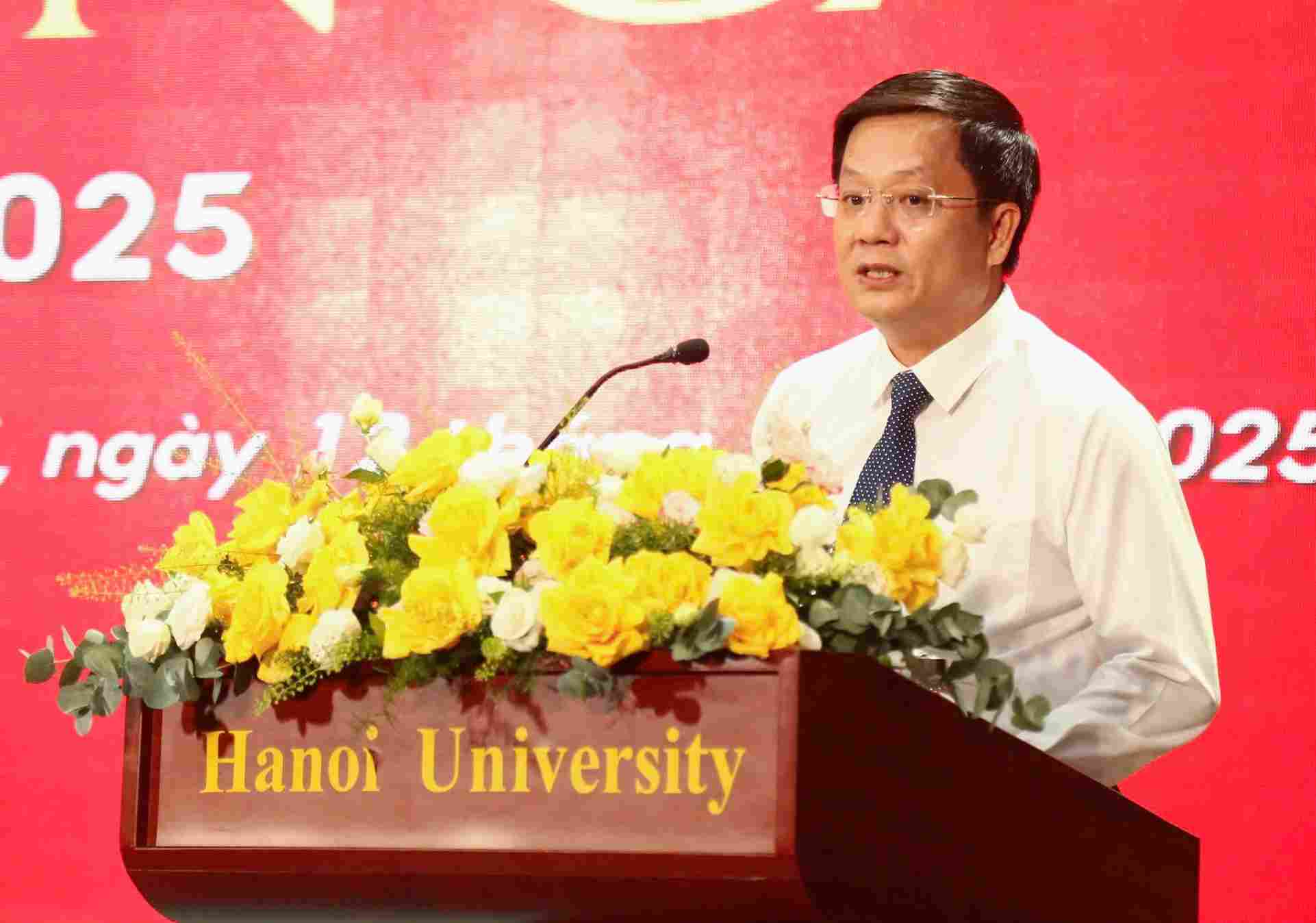 Nha bao Ho Minh Chien phat bieu khai mac le trao giai cuoc thi “Cha va con gai“. Anh: Ban to chuc