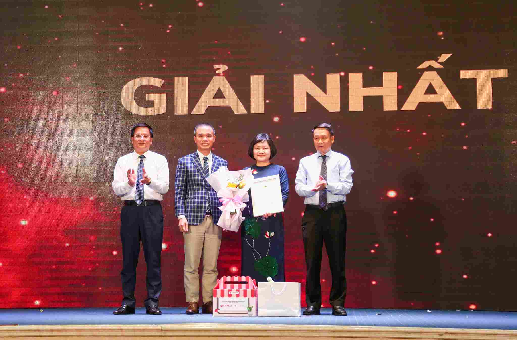 Tac gia Nguyen Thuy Anh la chu nhan cua giai Nhat cuoc thi. Anh: Ban to chuc