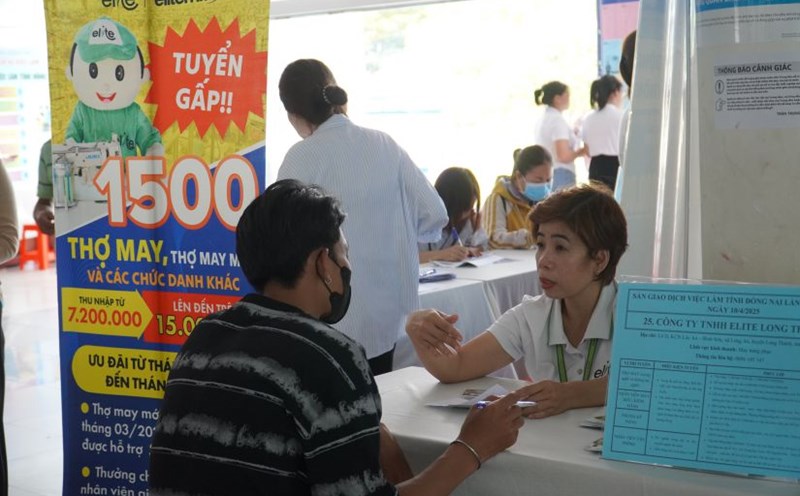 Recruitment of workers at the Job Exchange organized by Dong Nai Employment Service Center. Photo: Ha Anh Chien