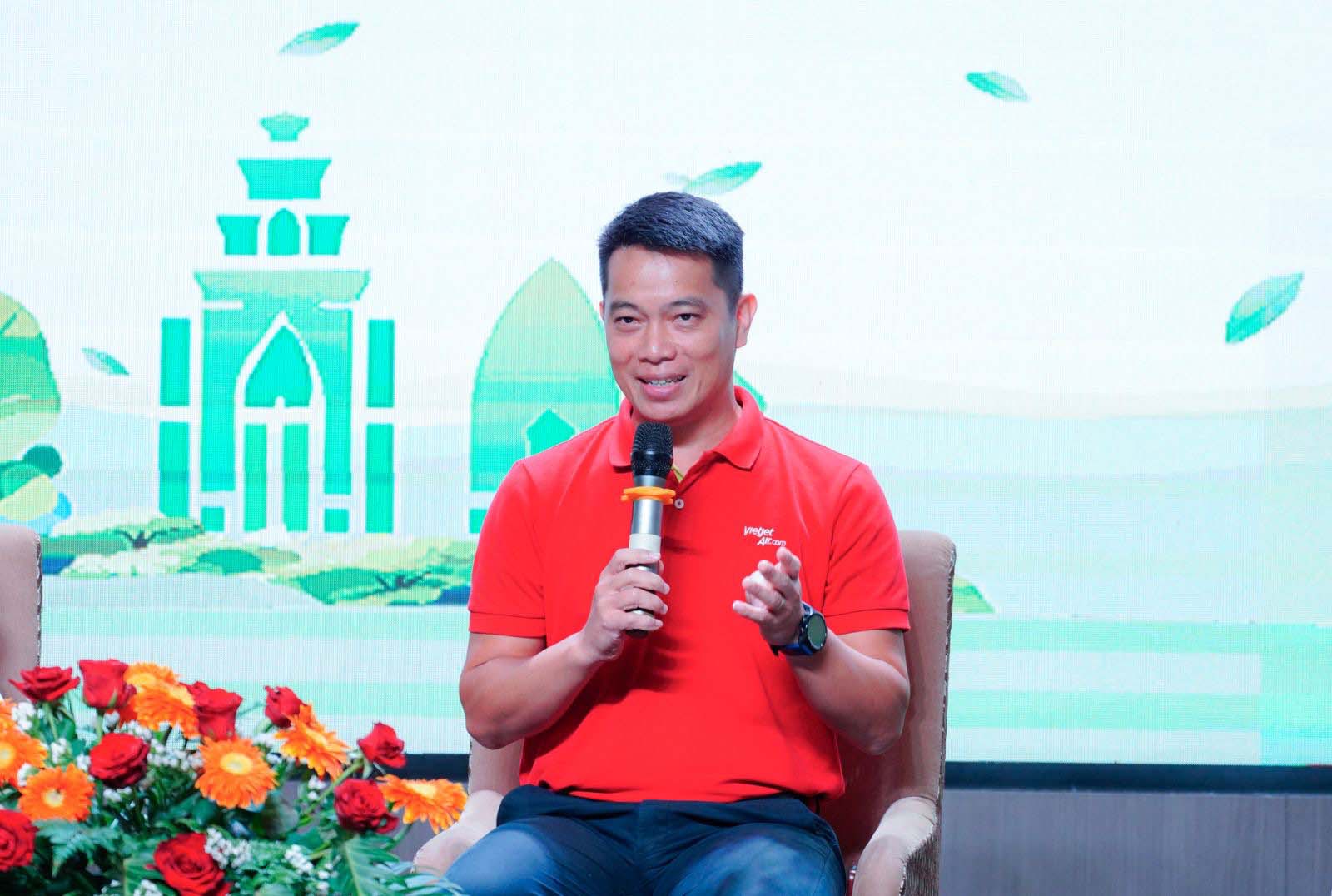 Ong Dinh Xuan Thuy, Pho Giam doc Thuong mai Vietjet, chia se ve sang kien “chuyen bay xanh” tai Hoi thao. Anh: Vietjet