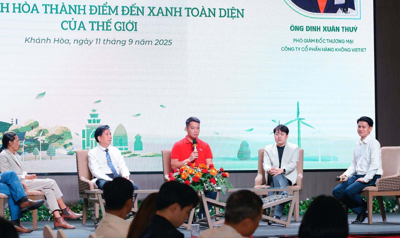 Ong Dinh Xuan Thuy, Pho Giam doc Thuong mai Vietjet, cung dai dien tinh Khanh Hoa va dai dien cac doanh nghiep thao luan ve lo trinh xanh. Anh: Vietjet 