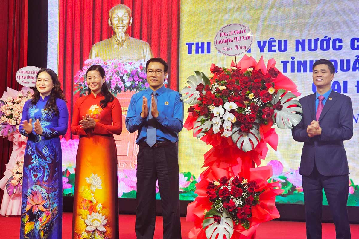 Ong Ngo Duy Hieu – Pho Chu tich Tong LDLD Viet Nam tang hoa chuc mung Dai hoi Thi dua yeu nuoc cong nhan, vien chuc, lao dong tinh Quang Ninh lan thu VII, giai doan 2025 – 2030. Anh: Doan Hung