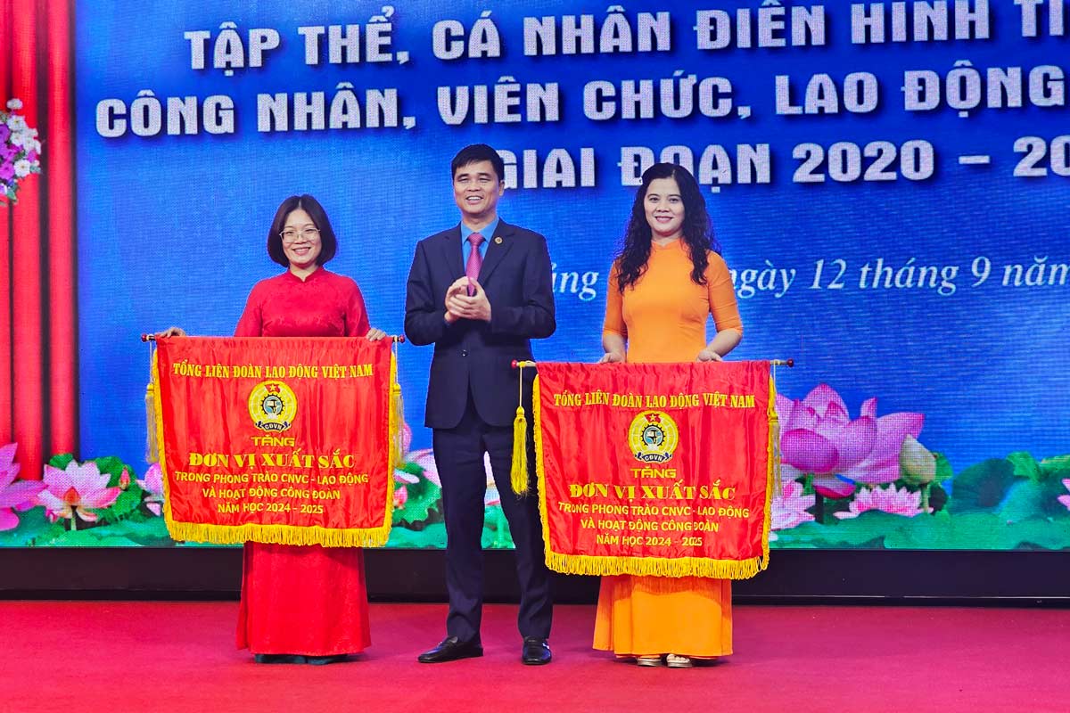 M. Ngo Duy Hieu - Vice-president de la Confederation generale du travail du Vietnam - remet le badge d'unite exceptionnel de la Confederation generale du travail du Vietnam aux 2 unites du secteur de l'education pour l'annee scolaire 2024 - 2025. Photo : Doan Hung