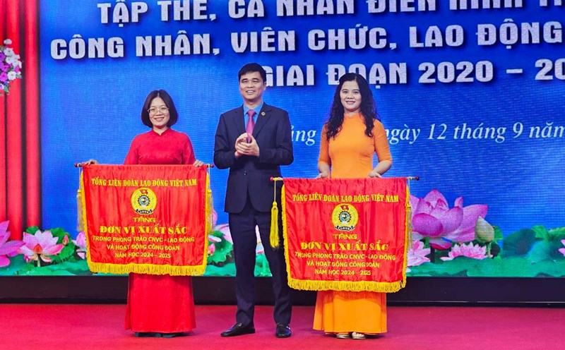 Mr. Ngo Duy Hieu - Vice President of the Vietnam General Confederation of Labor - presented the Excellent Unit Flag of the Vietnam General Confederation of Labor to 2 units in the Education sector, school year 2024 - 2025. Photo: Doan Hung