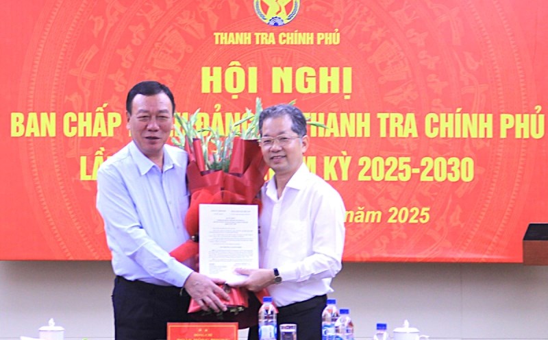 Mr. Nguyen Van Quang (right) was appointed to hold the position of Permanent Deputy Secretary of the Government Inspectorate Party Committee. Photo: Government Inspectorate