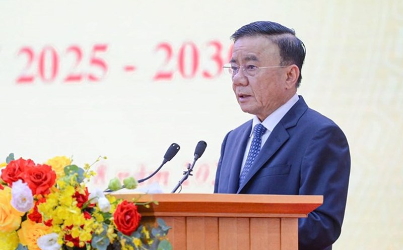 Politburo member and Standing member of the Secretariat Tran Cam Tu signed and issued Conclusion 191-KL/TW of the Politburo and the Secretariat on continuing to strengthen leadership and direction of the organization of Party congresses at all levels towards the 14th National Congress of the Party. Photo: Tran Vuong