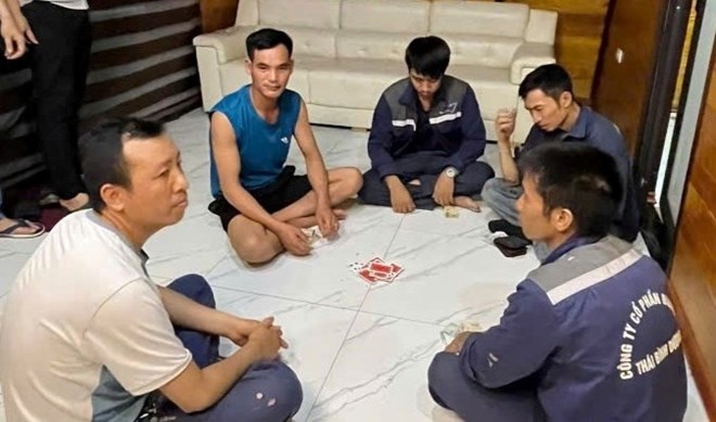 Bắt 5 đối tượng đánh bạc trong phòng VIP nhà nghỉ ở Hải Phòng