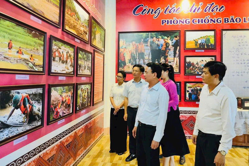 Ong Dang Xuan Phong tham khu tuong niem cac nan nhan o Lang Nu. Anh: Manh Dung