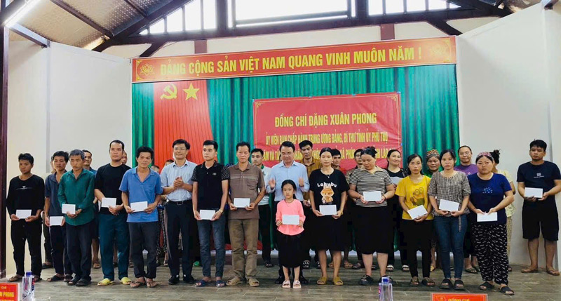 Trao qua cho cac ho dan Lang Nu. Anh: Manh Dung
