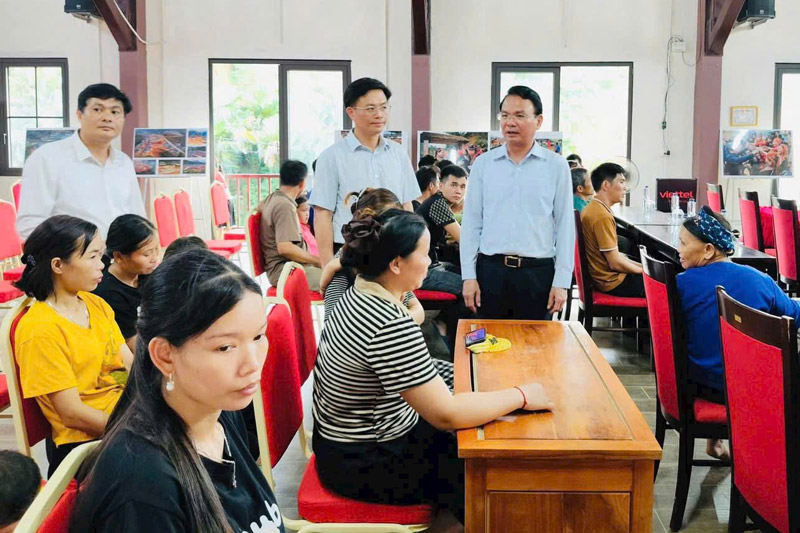 Mr. Dang Xuan Phong visited the people of Lang Nu. Photo: Manh Dung