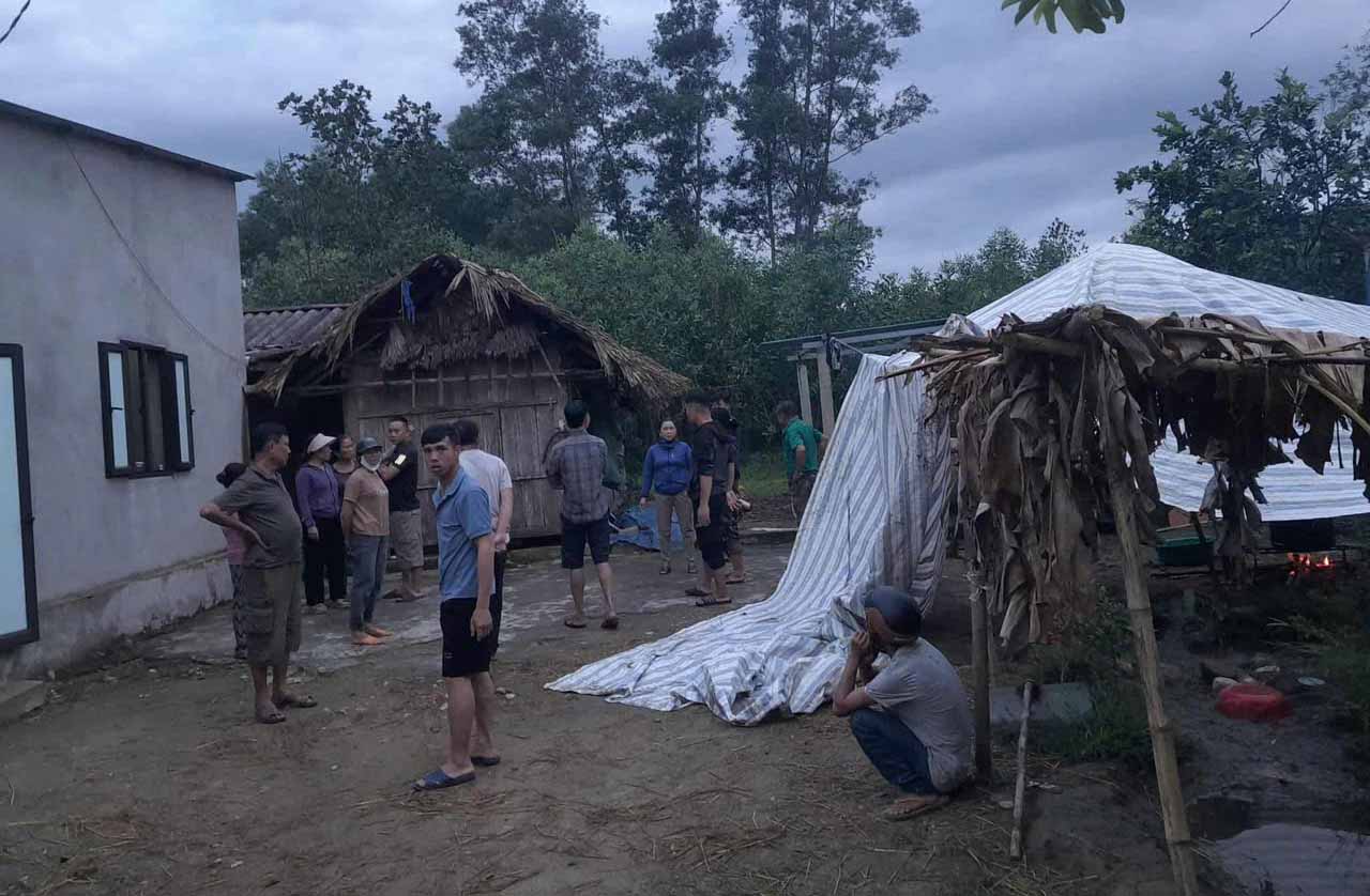 People came to share after Mr. A was beaten to death by lightning in his house. Photo: Duc Tuan