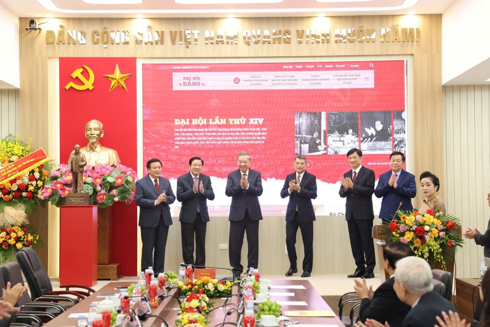 Tong Bi thu To Lam cung lanh dao Dang, Nha nuoc bam nut khai truong Trang thong tin dien tu Dang Cong san Viet Nam - Dai hoi XIV. Anh: TTXVN 