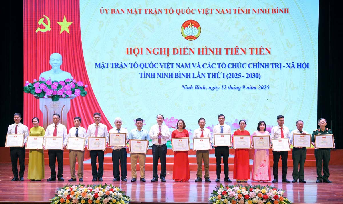 Ông Mai Văn Tuất - Phó Bí thư Tỉnh ủy Ninh Bình, Chủ tịch Ủy ban MTTQ Việt Nam tỉnh - trao Bằng khen cho các tập thể có thành tích xuất sắc. Ảnh: Diệu Anh