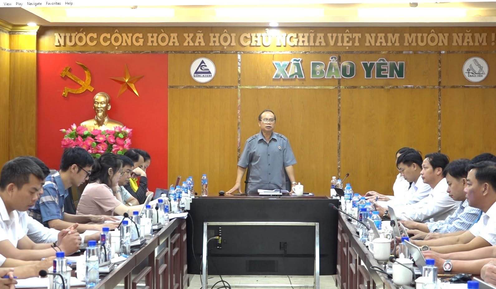 Comite del Frente de la Patria de Vietnam de la provincia de Lao Cai aprueba el documento del congreso de las comunas. Foto: Hoang Huy