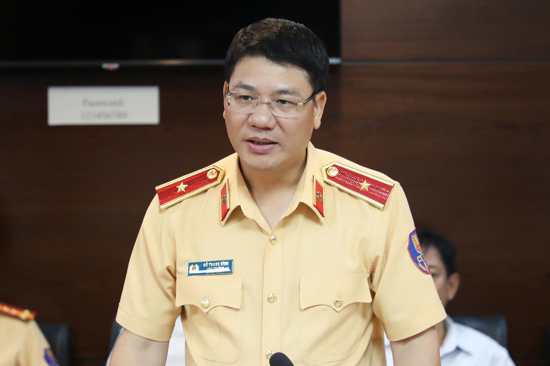 タン・ビン少将は、ノイ・バイ - ラオ・カイ・ハイウェイで違反しているゴールデン車の数について知らせました。写真：ベトナング