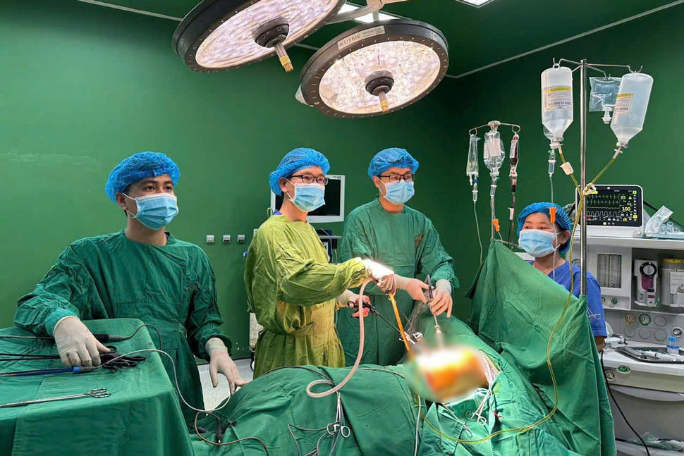 Các bác sĩ tích cực phẫu thuật cho học sinh lớp 7 ở Gia Lai bị bạn đâm thấu ngực. Ảnh: Đức Thanh