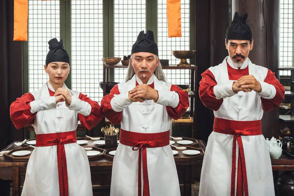 Nam dien vien Jo Jae Yoon (giua) bat ngo bi dien vien long tieng che gieu. Anh: Nha san xuat