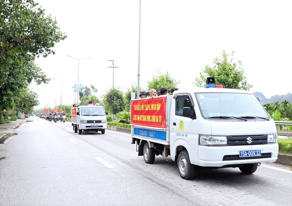 La policia de las comunas barrios y zonas especiales se despliega para implementar el cao diem de construccion de zonas libres de drogas. Foto: Policia de la ciudad de Hai Phong
