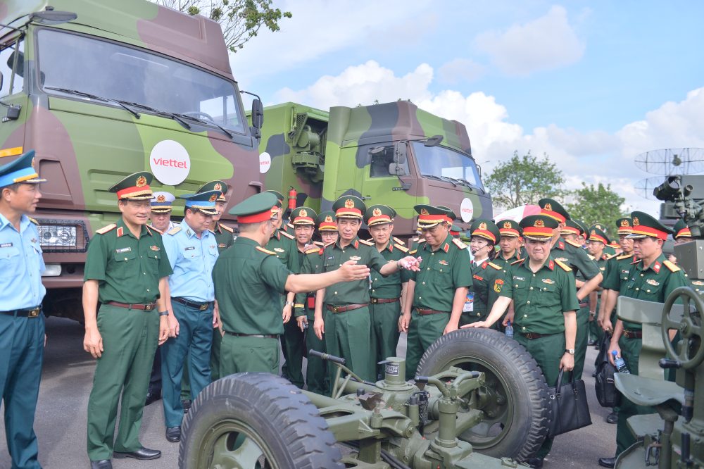 Dai tuong Phan Van Giang kiem tra khu trung bay Bo Quoc phong tai Trien lam thanh tuu dat nuoc. Anh: Ai Van