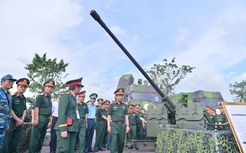 General Phan Van Giang listened to a report on a number of weapons and equipment. Photo: Ai Van