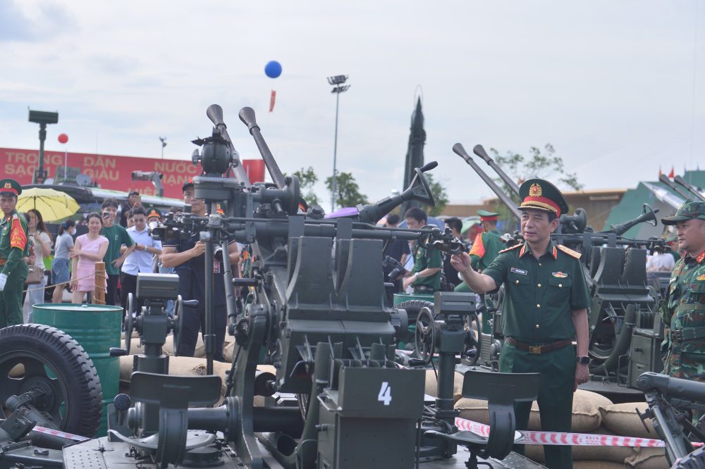 Dai tuong Phan Van Giang kiem tra, nghe bao cao ve mot so vu khi, khi tai. Anh: Ai Van