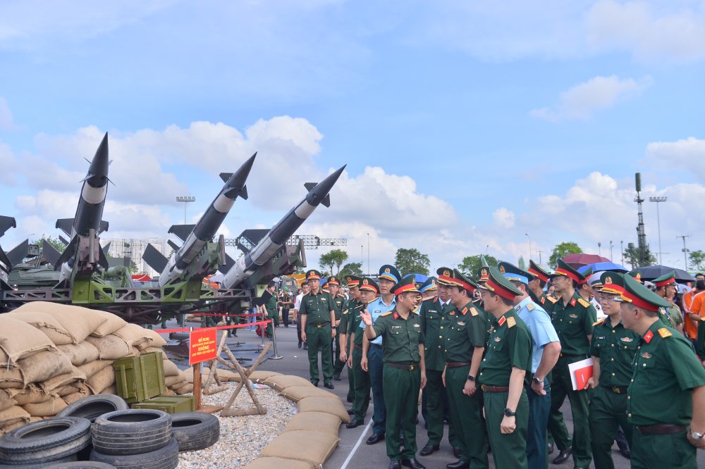 Dai tuong Phan Van Giang “thi sat” khi tai hien dai cua quan doi Viet Nam. Anh: Ai Van