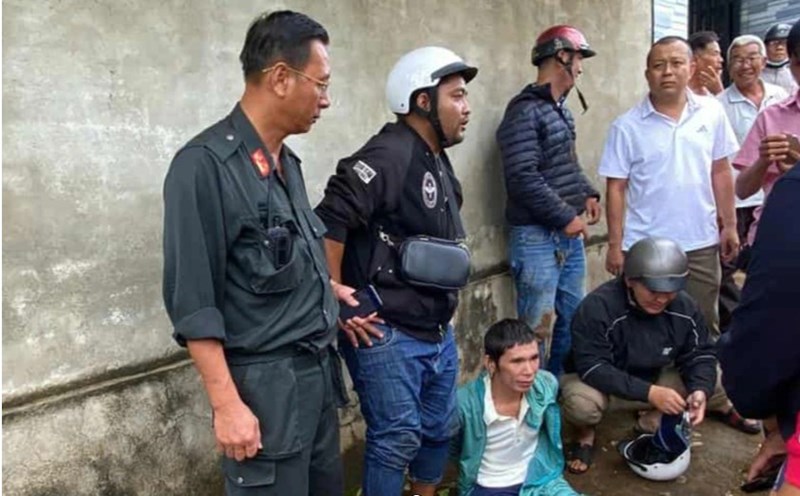 Suspect who caused the case in Dak Lak - Nguyen Nam Dai Thuan (in blue shirt) was arrested. Photo: Provided by the police.