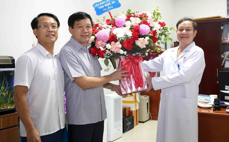 Nghe An Provincial Federation of Labor congratulated Mr. Pham Vinh Hung - Chairman of the Nghe An Oncology Hospital Trade Union - on holding the position of Hospital Director. Photo: Nghe An Trade Union