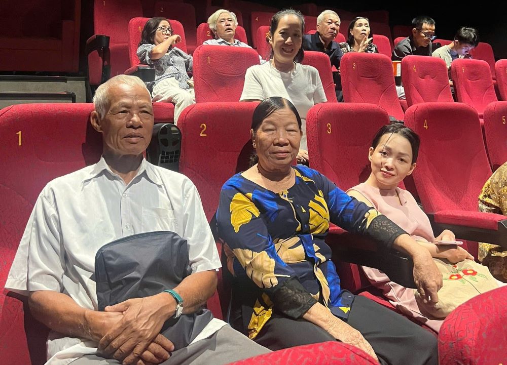Vo chong ba Thu duoc moi di xem phim Mua do. Anh: H.Nguyen