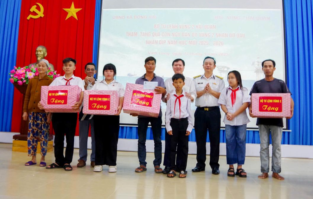 Dai dien Bo Tu lenh Vung 2 Hai quan tang qua cho cac chau con ngu dan Vung 2 nhan do dau. Anh: Van Duong