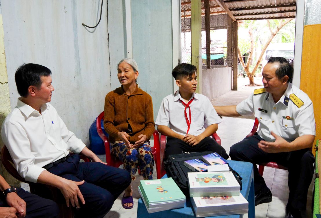 Dai ta Vu Duy Luu dong vien chau Ho Minh Phu tiep tuc no luc, co gang de theo duoi uoc mo. Anh: Van Duong