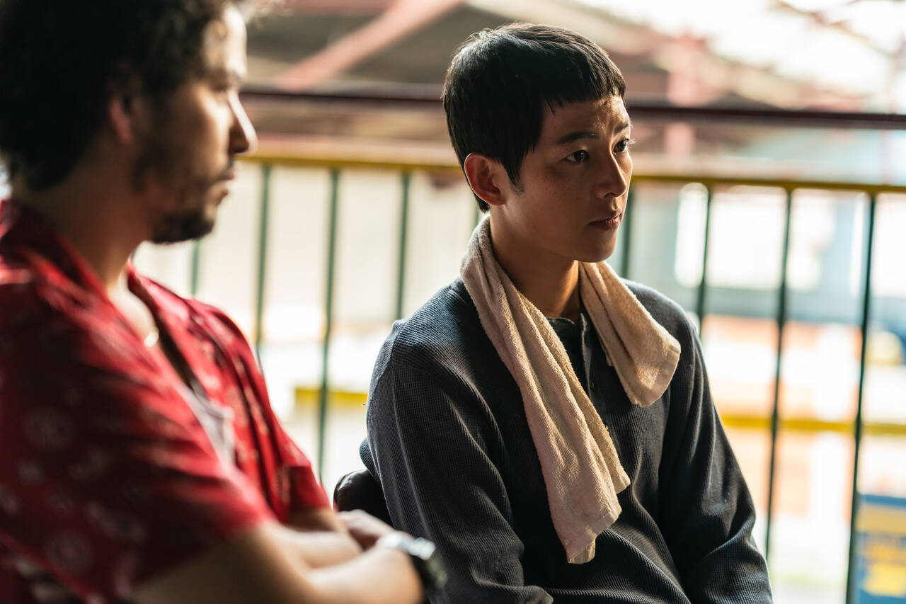 Song Joong Ki trong phim “Bogota: Thanh pho cua nhung ke luu lac“. Anh: Netflix