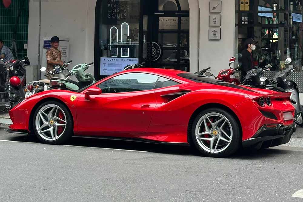Dong Khoi通りに赤いフェラーリF8 Tributoが登場。写真:Phong Diep