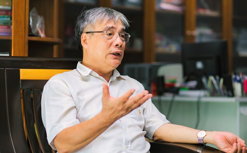 Associate Professor, Dr. Tran Dinh Thien talked about the situation of fake news attacks. Photo: Thuan Hien