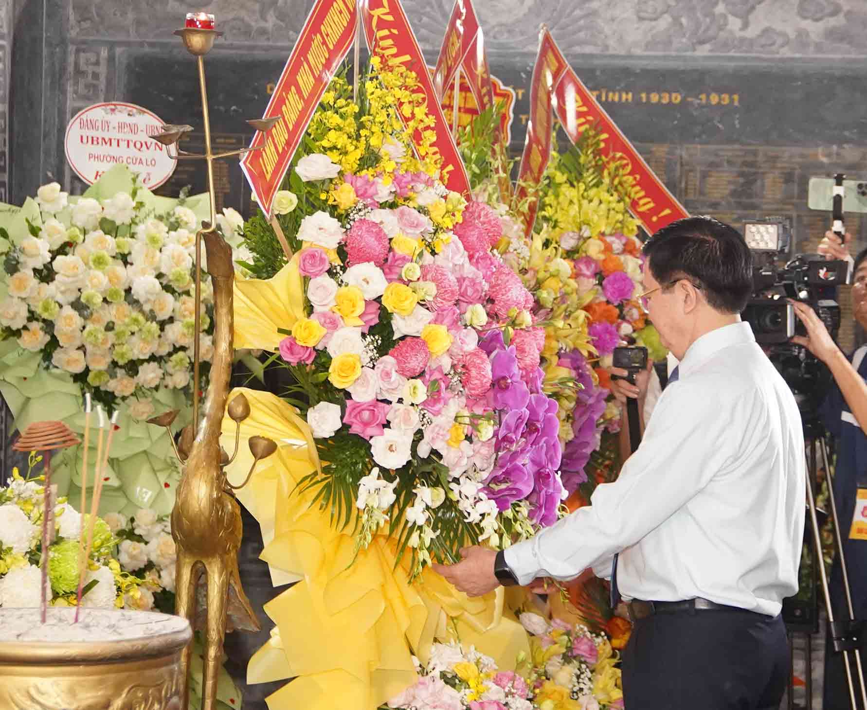 Dong chi Mai Van Chinh - Uy vien Trung uong Dang, Pho Thu tuong Chinh phu dang hoa tuong niem cac liet si tai Nha tuong niem cac liet si Xo viet Nghe Tinh. Anh: Duy Chuong
