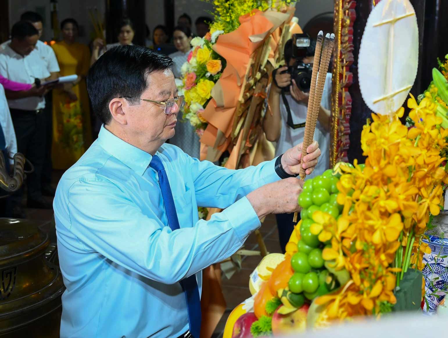 Dong chi Mai Van Chinh dang huong tuong niem cac liet si tai Nha tuong niem cac liet si Xo viet Nghe Tinh. Anh: Duy Chuong