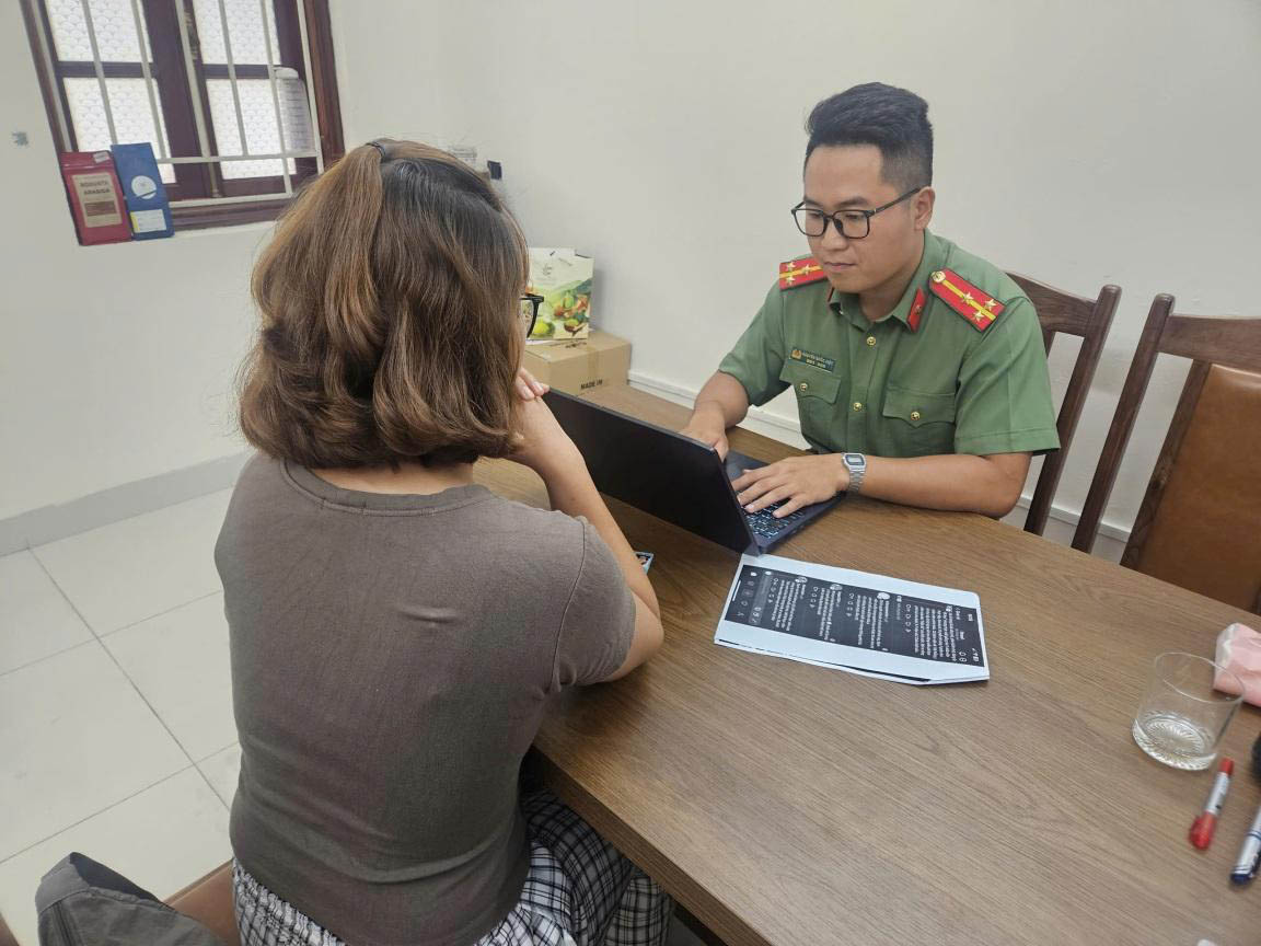 Cơ quan Công an làm việc với chị H về hành vi đăng tải thông tin sai sự thật liên quan đến Bệnh viện Bạch Mai. Ảnh: Công an Hà Nội 