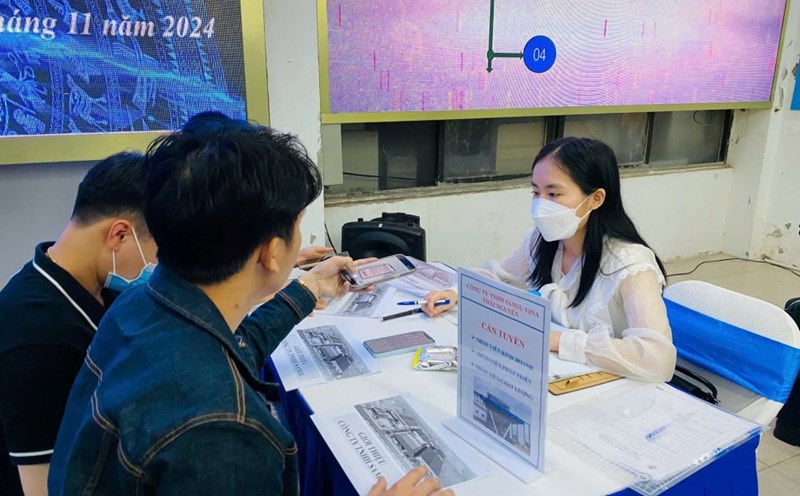 Trade - services are the industry that accounts for 55.1% of recruitment demand in August 2025 in Hanoi. Photo: Quynh Chi