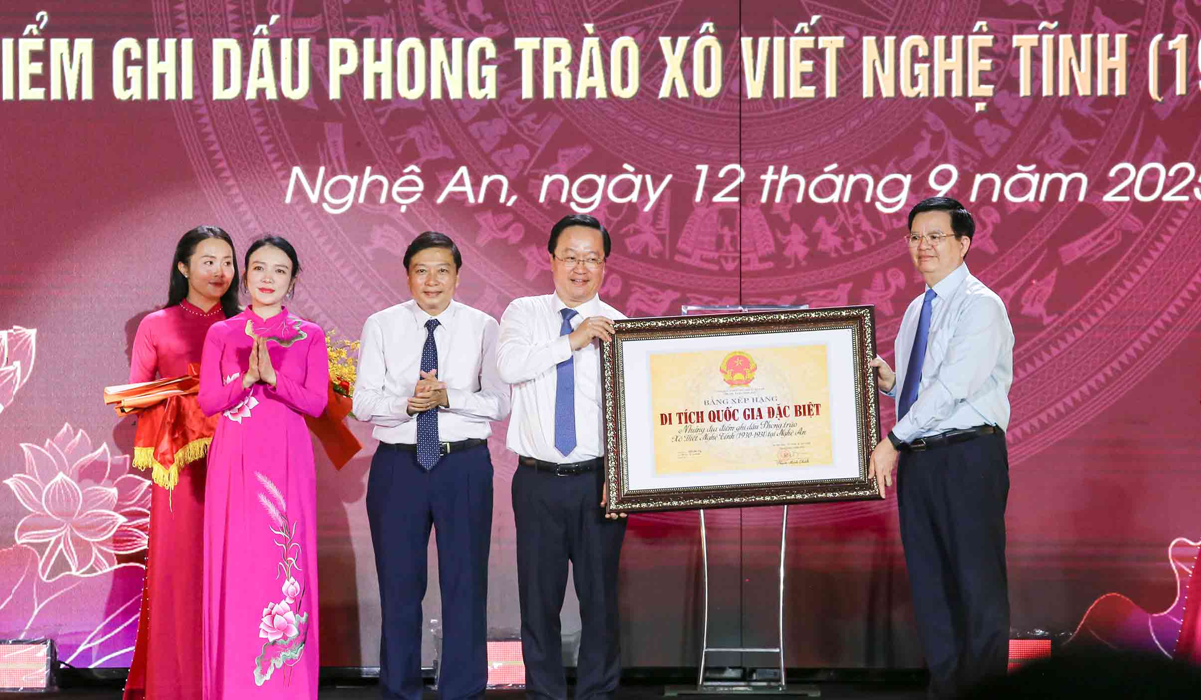 Pho Thu tuong Chinh phu Mai Van Chinh trao Bang xep hang di tich quoc gia dac biet “Nhung dia diem ghi dau Phong trao Xo viet Nghe Tinh (1930-1931) tai Nghe An” cho lanh dao tinh Nghe An. Anh: Duy Chuong